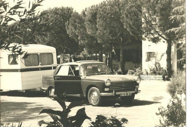 Car with caravan in the 60s - History of Camping Valldaro