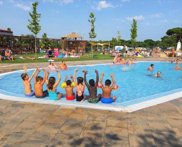Children in the pool at Camping Valldaro