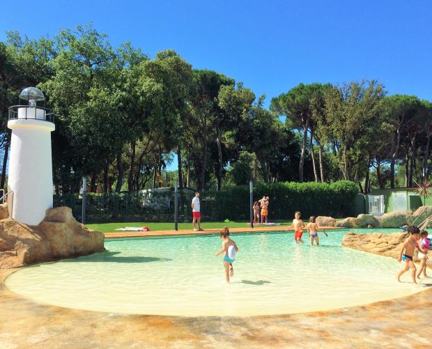 Beach type pool with children