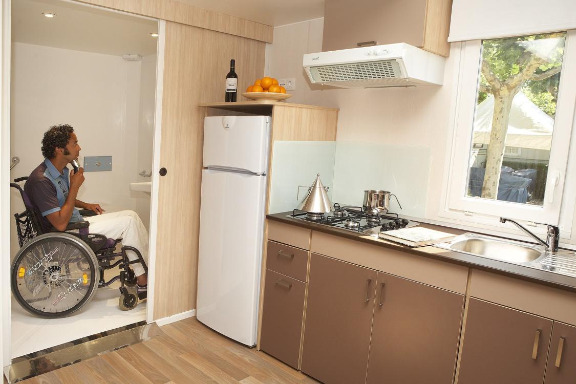 optimitzades/mobil-homes/adaptat/entrada-bano-adaptado-mobil-home-valldaro.jpg
