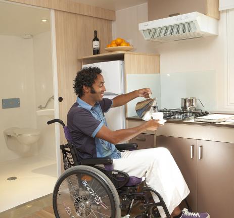 Cuisine adaptée dans un camping avec mobil-homes adaptés pour les handicapés à Playa de Aro