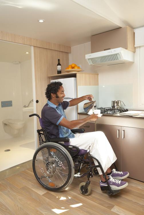 Cuisine adaptée dans un camping avec mobil-homes adaptés pour les handicapés à Playa de Aro