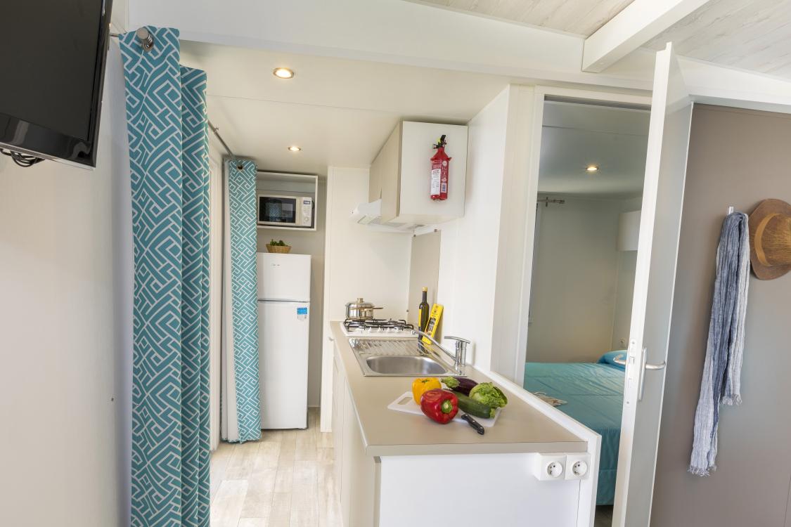 Equipped kitchen of the Mobil Home Empordà - Camping Valldaro