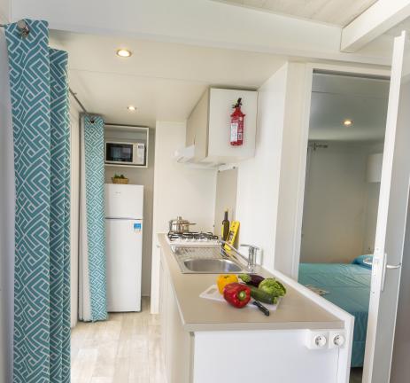 Cuisine équipée du Mobil Home Empordà - Camping Valldaro