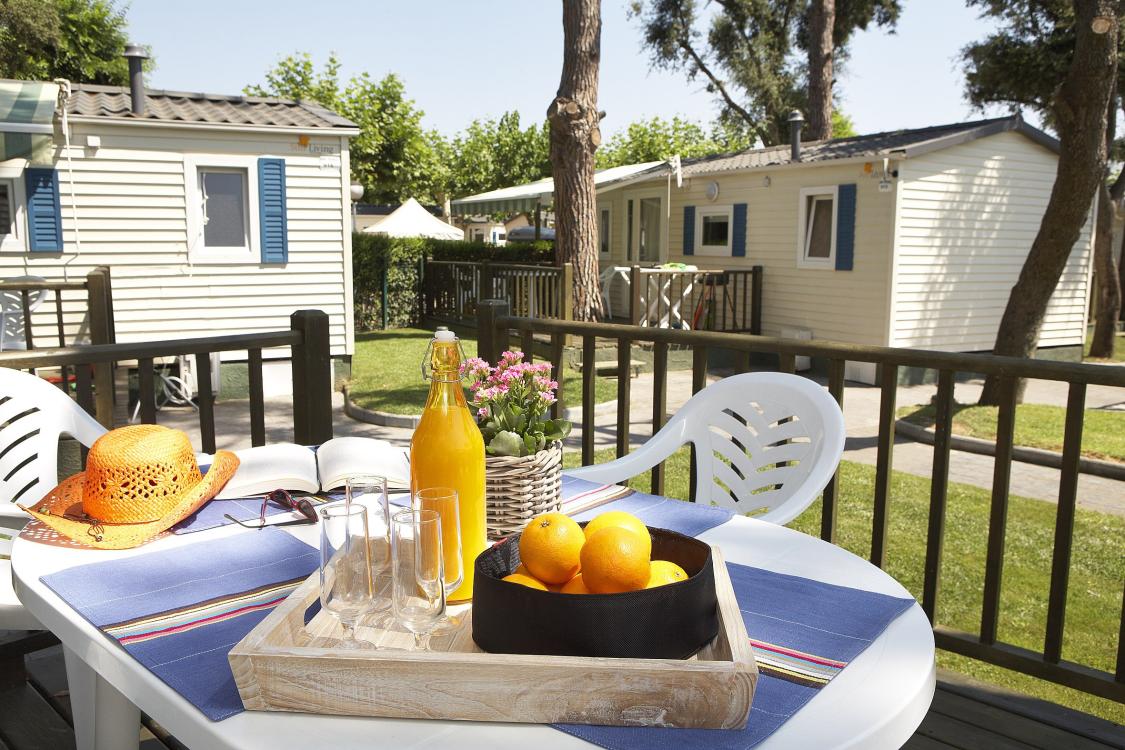 Terrace of the Mobil Home Mare Nostrum Camping Valldaro