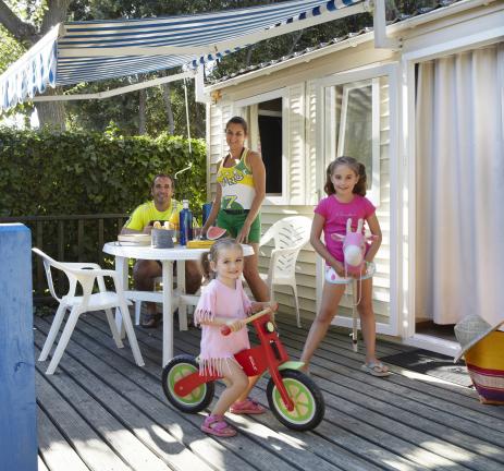 Famille devant le mobil-home dans un camping en Espagne