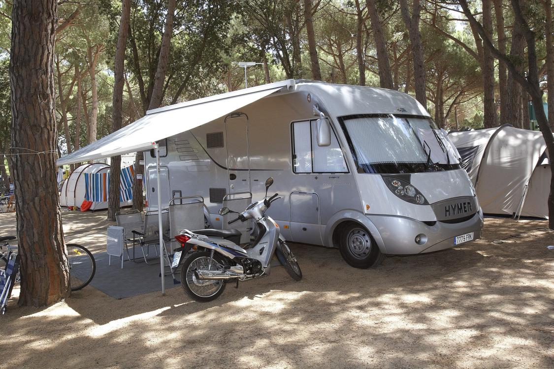 Motorhome on a shady plot in Playa de Aro