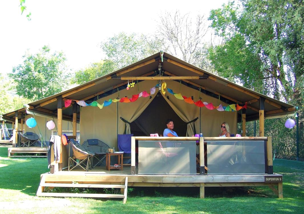 Tenda exterior Super Fun del Camping Valldaro