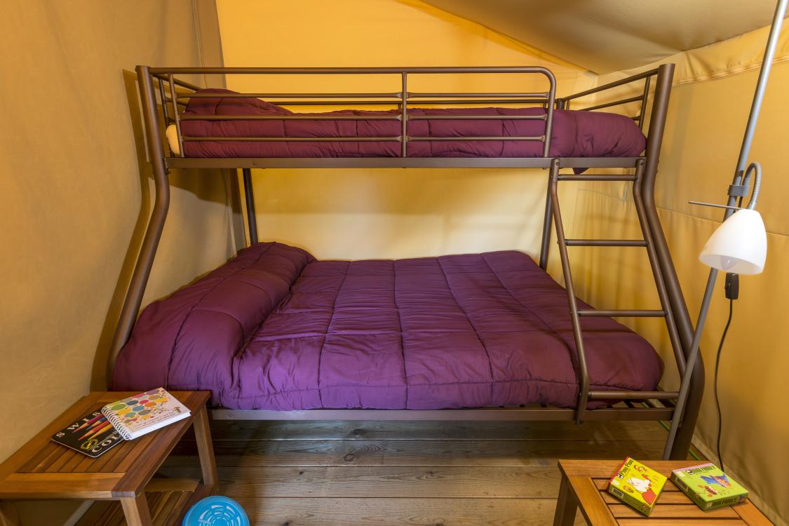 Llitera en una tenda de campanya