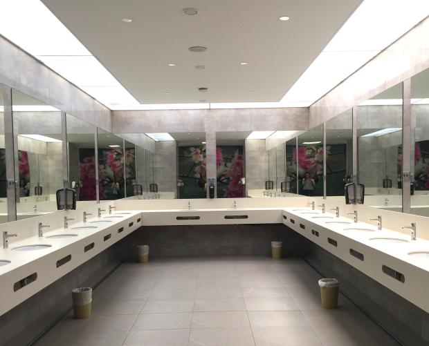 Fully equipped Camping Valldaro bathrooms