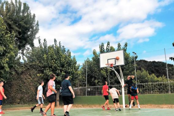 Children playing a game at Camping Valldaro